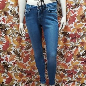 Levi mid rise super skinny size 28